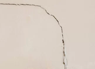 Step-by-Step Guide to Repairing Cracked Drywall in Your Living Room
