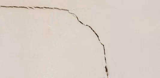 Step-by-Step Guide to Repairing Cracked Drywall in Your Living Room