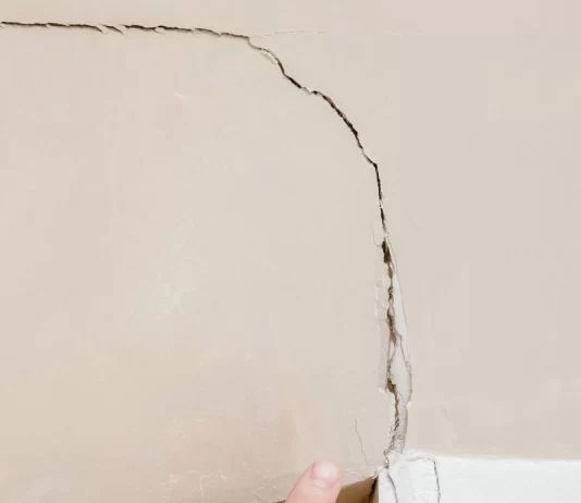 Step-by-Step Guide to Repairing Cracked Drywall in Your Living Room