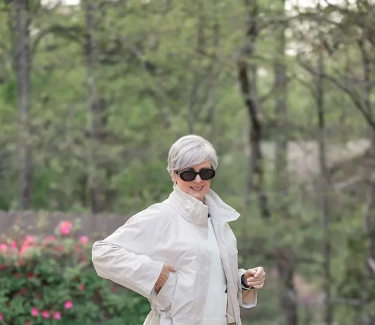 How to Layer Lightweight Fabrics for Comfortable Spring-to-Summer Outfits