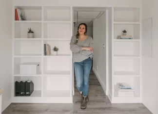 Step-by-Step Guide to Making Custom Shelves for Small Apartment Spaces